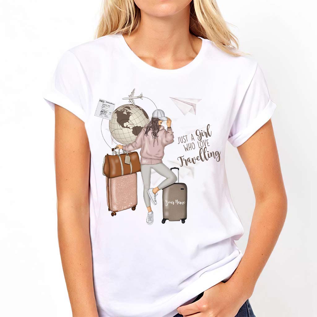 Einfach ein Mädchen, das gerne reist – personalisiertes T-Shirt und Hoodie