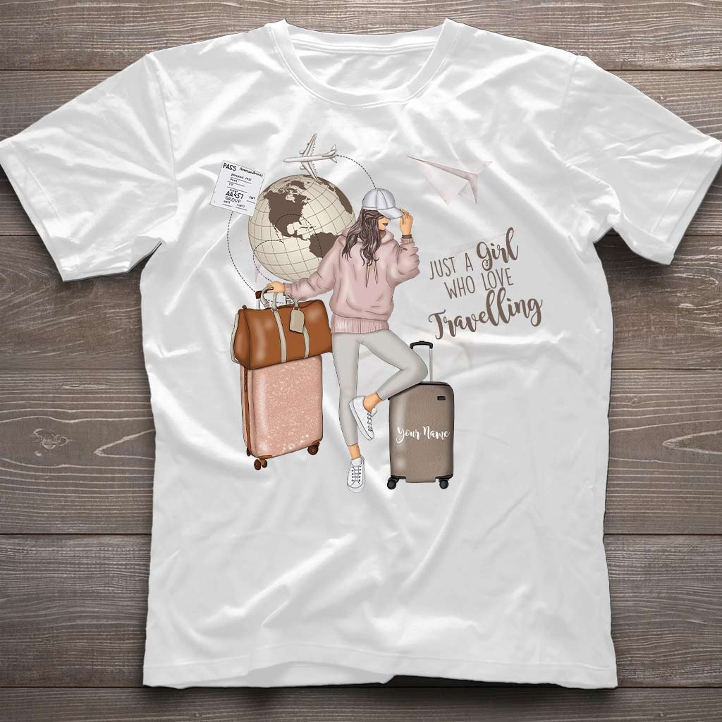Einfach ein Mädchen, das gerne reist – personalisiertes T-Shirt und Hoodie