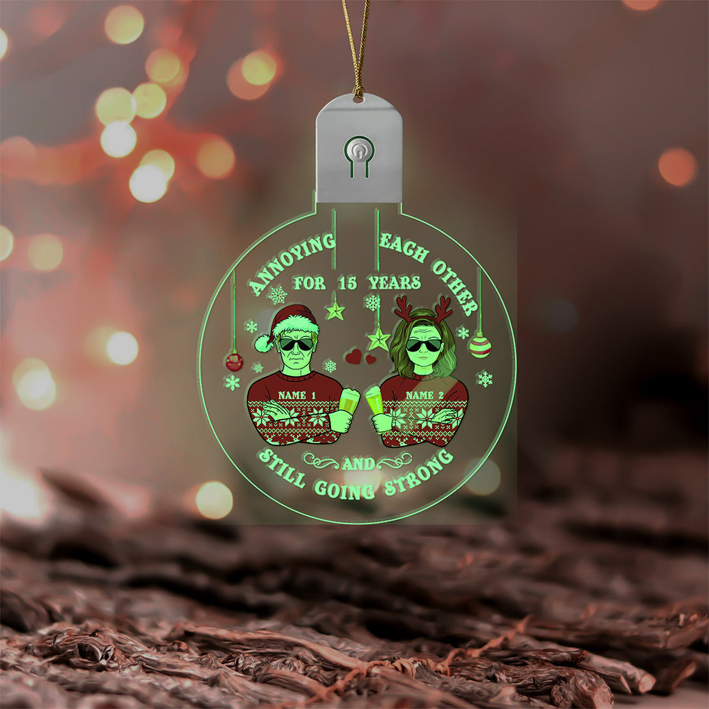 Sich gegenseitig nerven – Personalisierter runder LED-Acryl-Weihnachtsanhänger für Paare