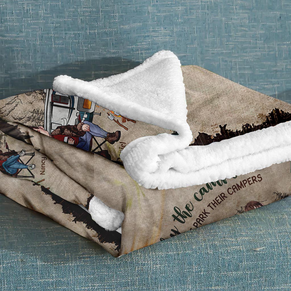 Lasst uns am Lagerfeuer sitzen und den Leuten beim Parken ihrer Wohnmobile zusehen – personalisierte Campingdecke für Paare