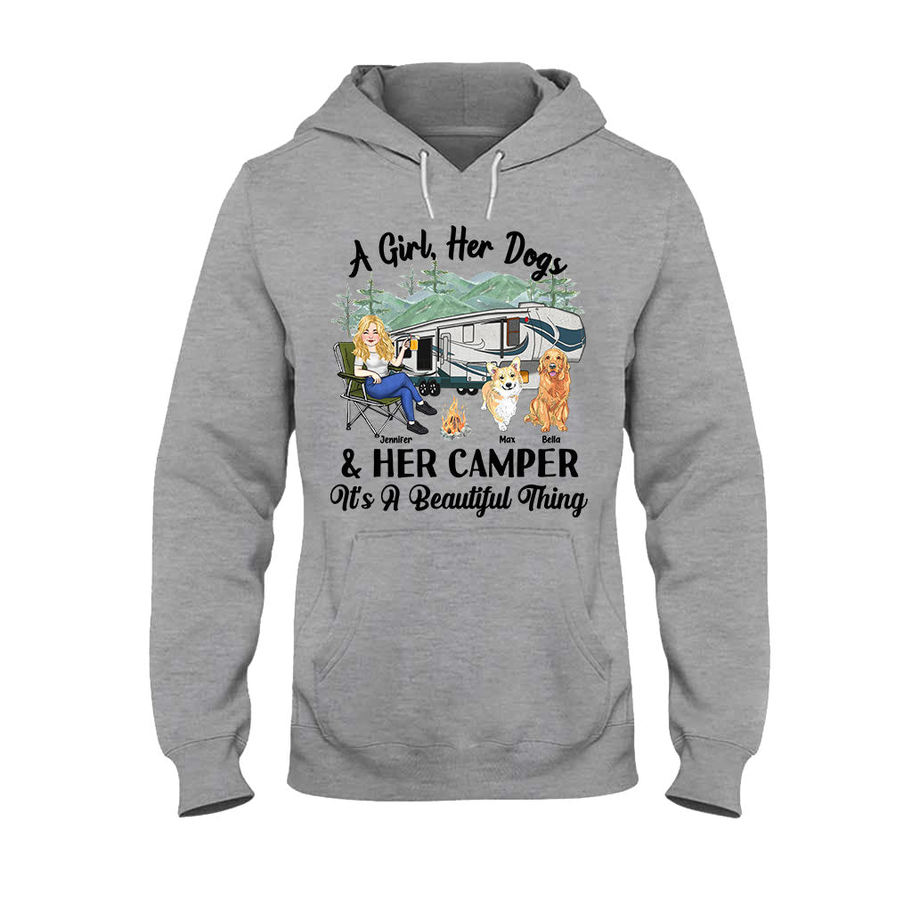Ein Mädchen, ihr Hund und ihr Wohnmobil – Campinggeschenk für Hundeliebhaber – Personalisiertes T-Shirt und Hoodie