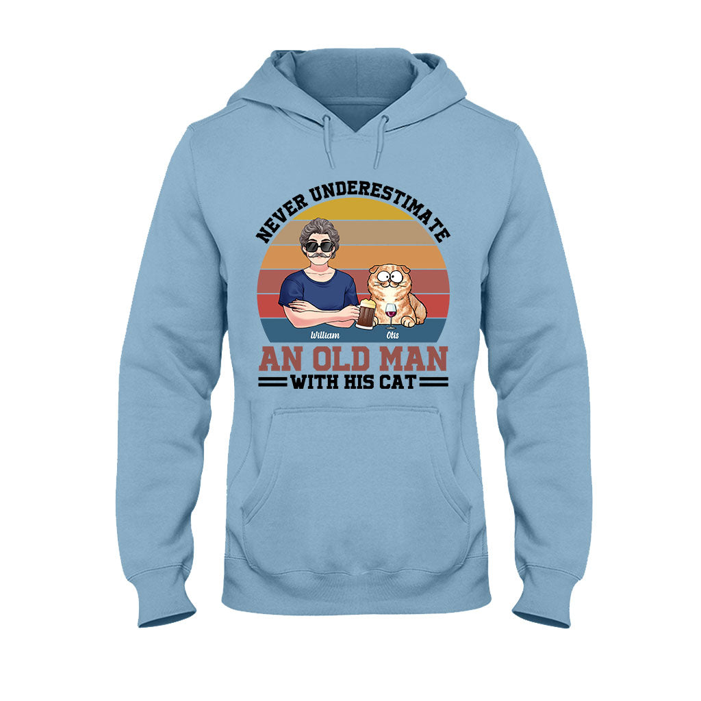 Unterschätze niemals einen alten Mann mit seinen Katzen – personalisiertes Katzen-T-Shirt & Hoodie