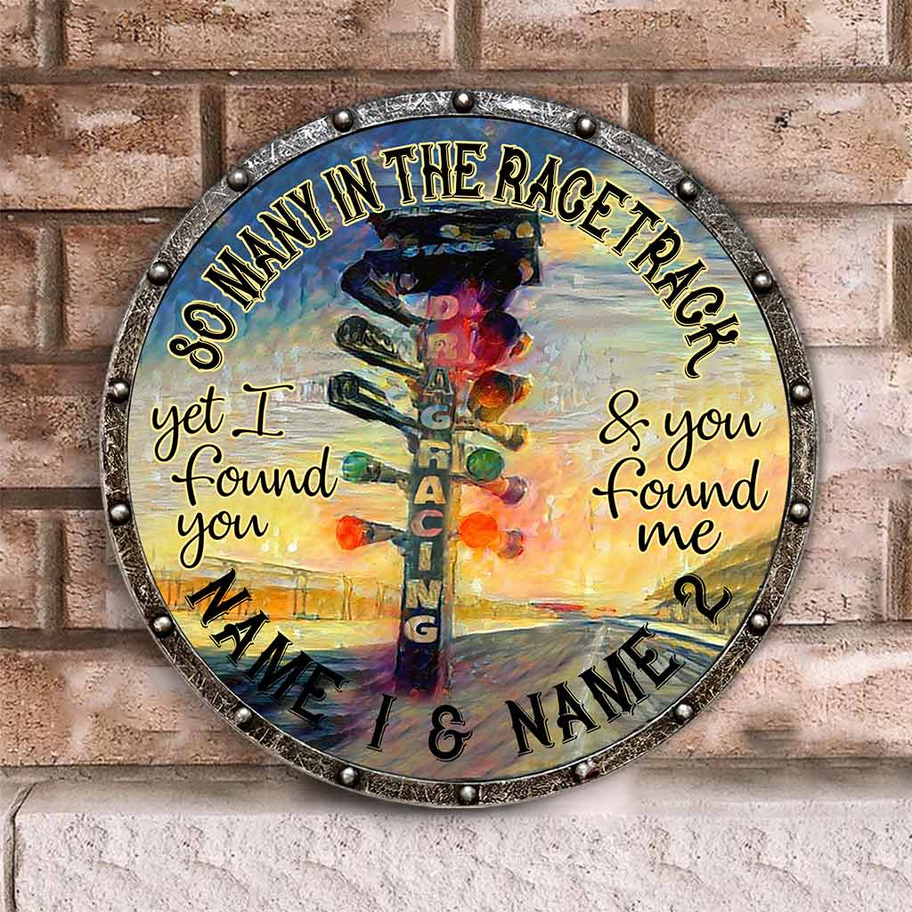 So Many In The Racetrack - Racing Metal Pattern Print Round Wood Sign