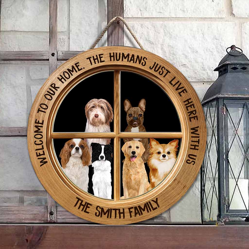 Willkommen - Personalisiertes rundes Holzschild für Hunde