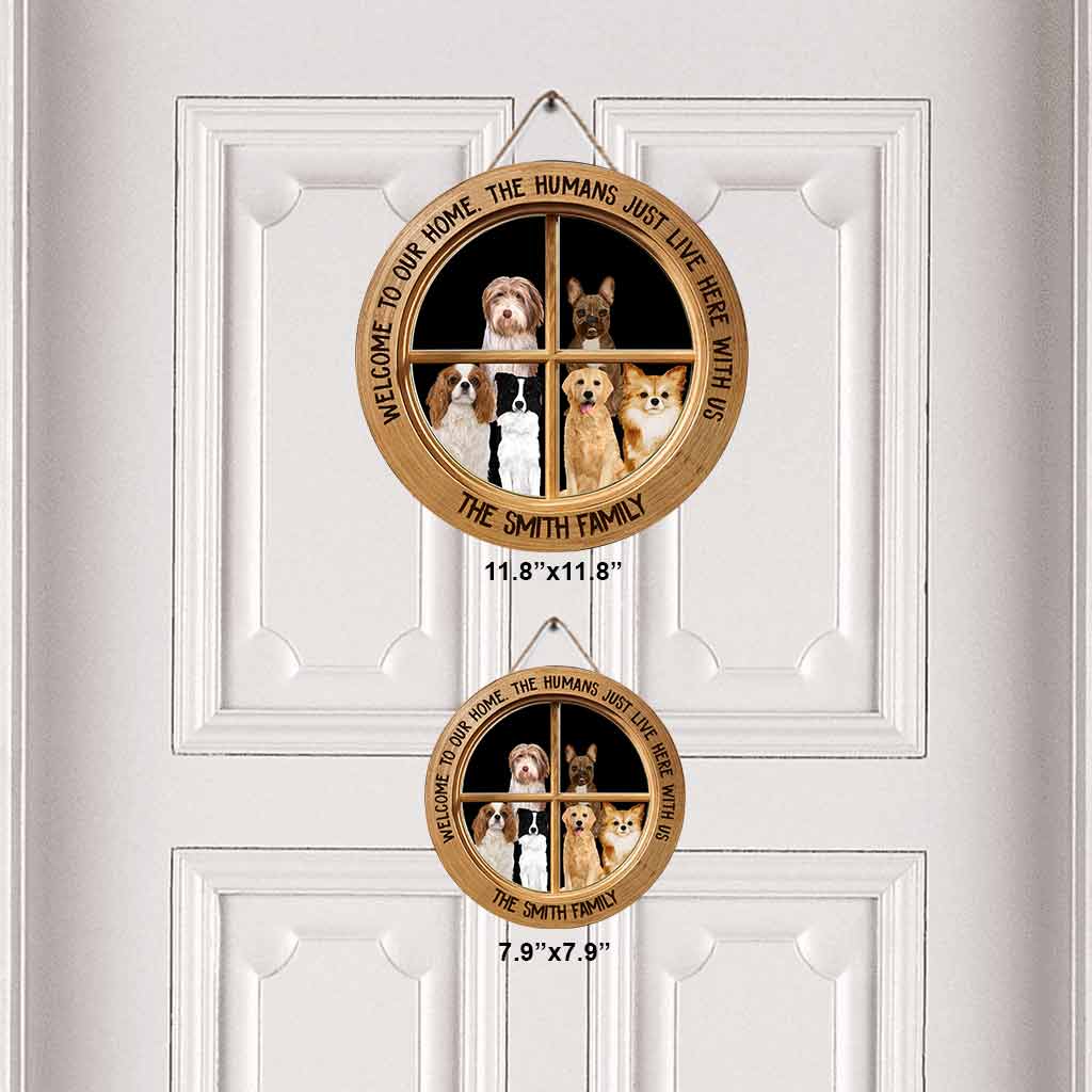 Willkommen - Personalisiertes rundes Holzschild für Hunde