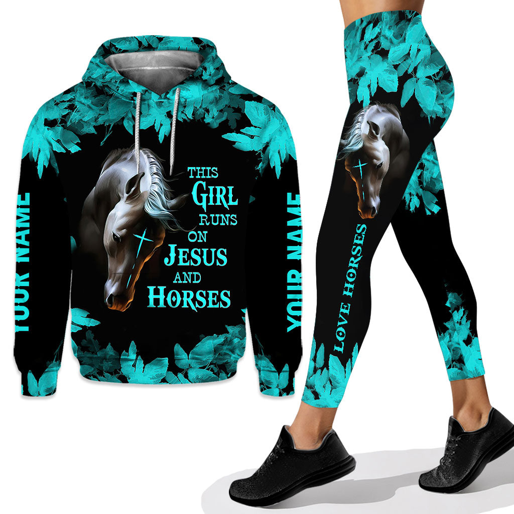Dieses Mädchen lebt für Jesus und Pferde – Personalisierter Hoodie und Leggings