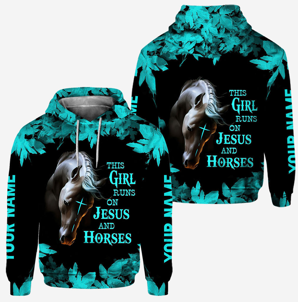 Dieses Mädchen lebt für Jesus und Pferde – Personalisierter Hoodie und Leggings