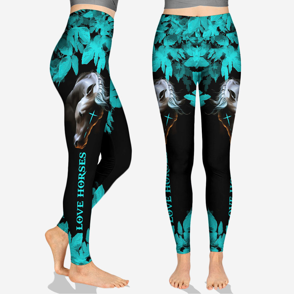 Dieses Mädchen lebt für Jesus und Pferde – Personalisierter Hoodie und Leggings