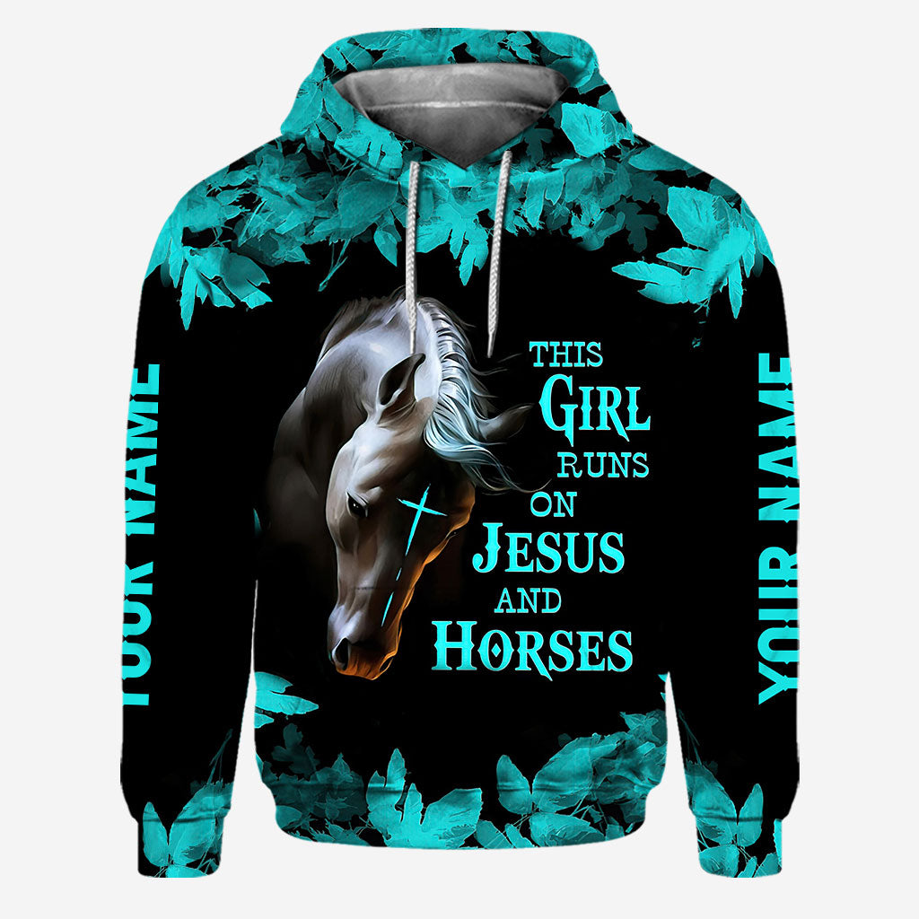 Dieses Mädchen lebt für Jesus und Pferde – Personalisierter Hoodie und Leggings