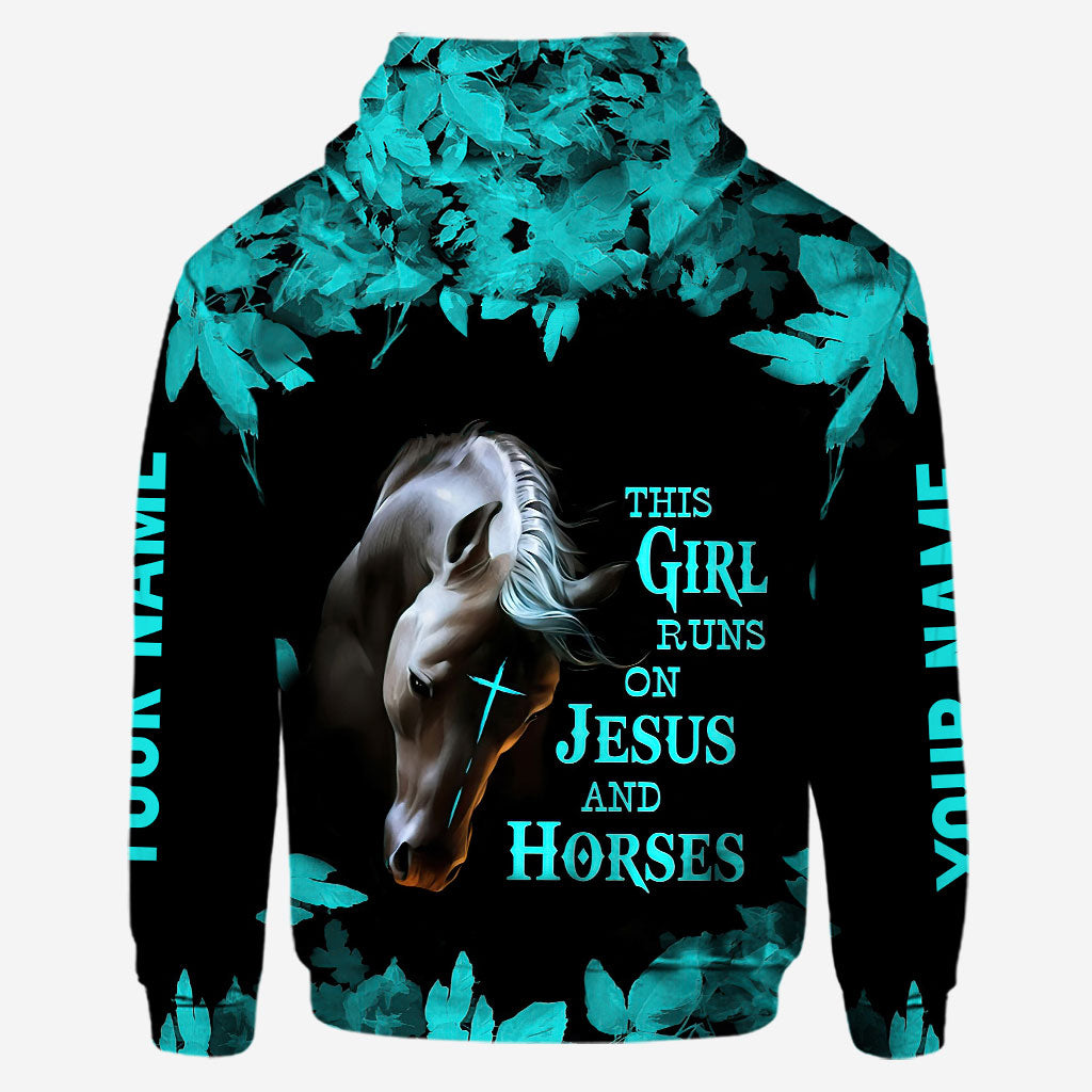 Dieses Mädchen lebt für Jesus und Pferde – Personalisierter Hoodie und Leggings