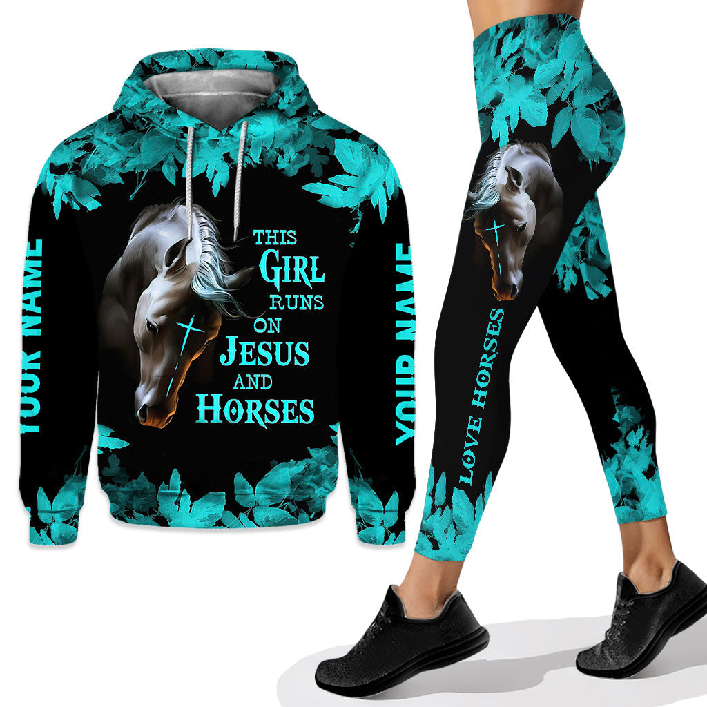 Dieses Mädchen lebt für Jesus und Pferde – Personalisierter Hoodie und Leggings