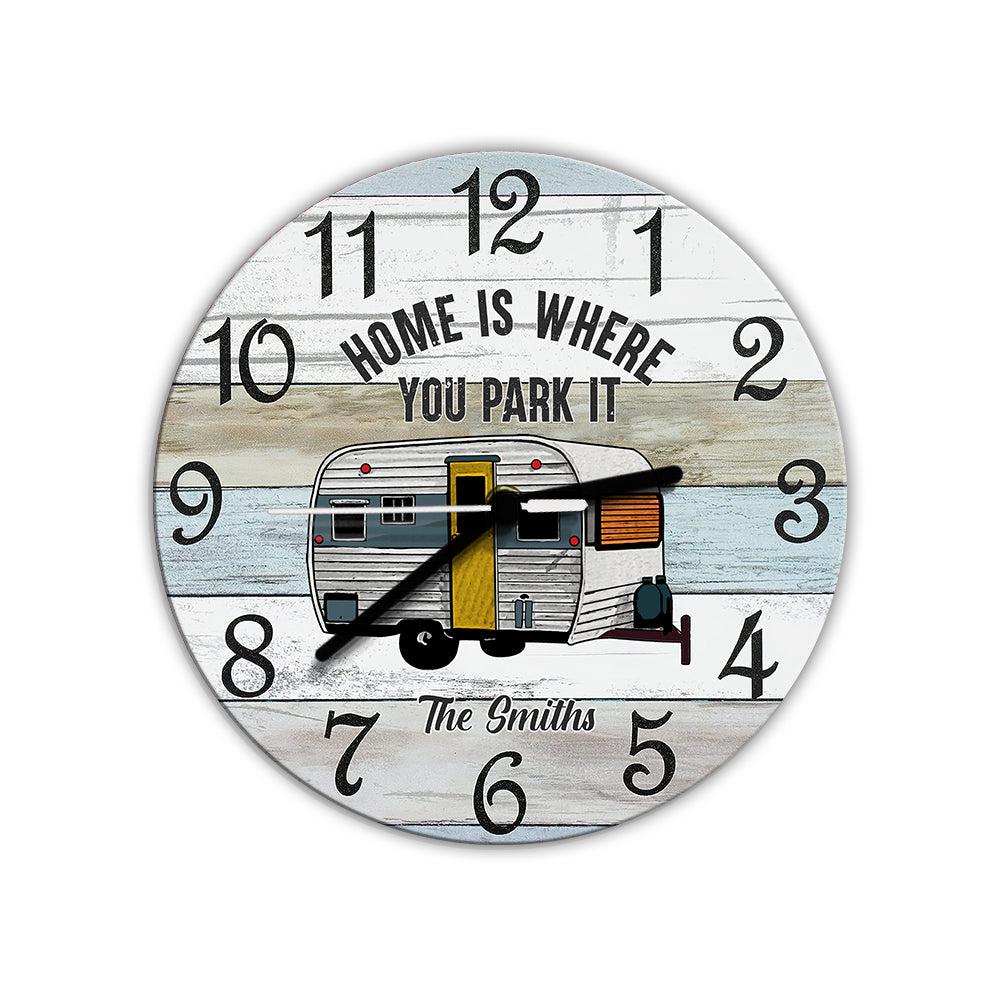 Zuhause ist, wo du parkst – Personalisierte Camping-Wanduhr