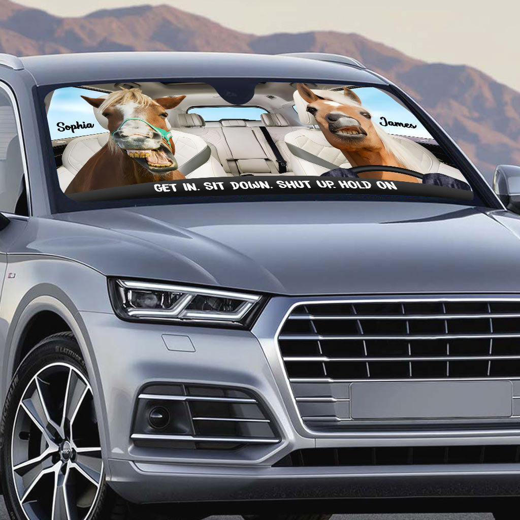 Einsteigen, hinsetzen – personalisierter Sonnenschutz für Pferdewagen