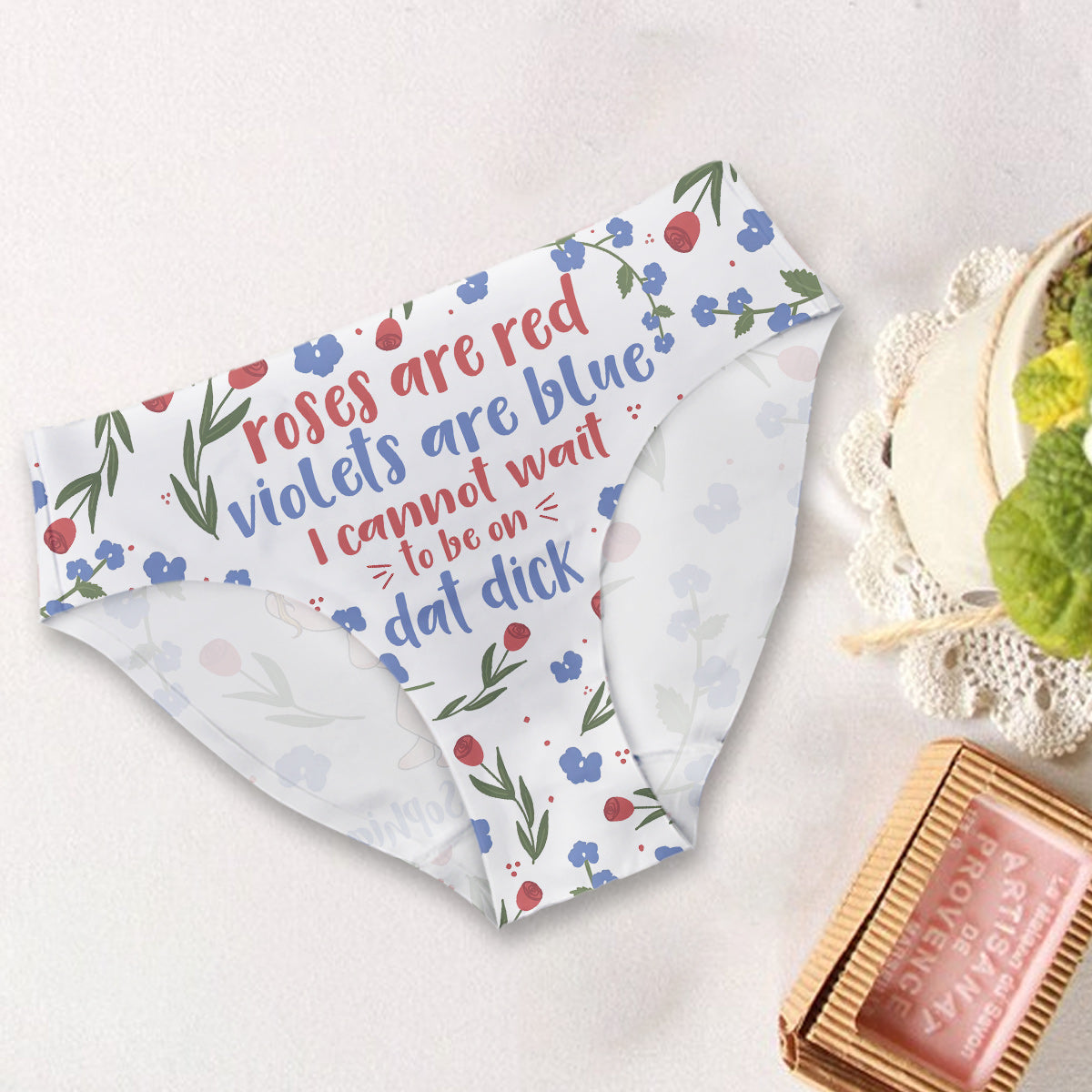 Rosen sind rot, Veilchen sind blau – personalisierte Damen-Pantoletten