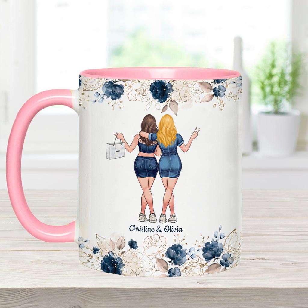 „Im Gespräch mit deiner Schwester“ – personalisierte Tasse mit dem Aufdruck „Beste Freundin“