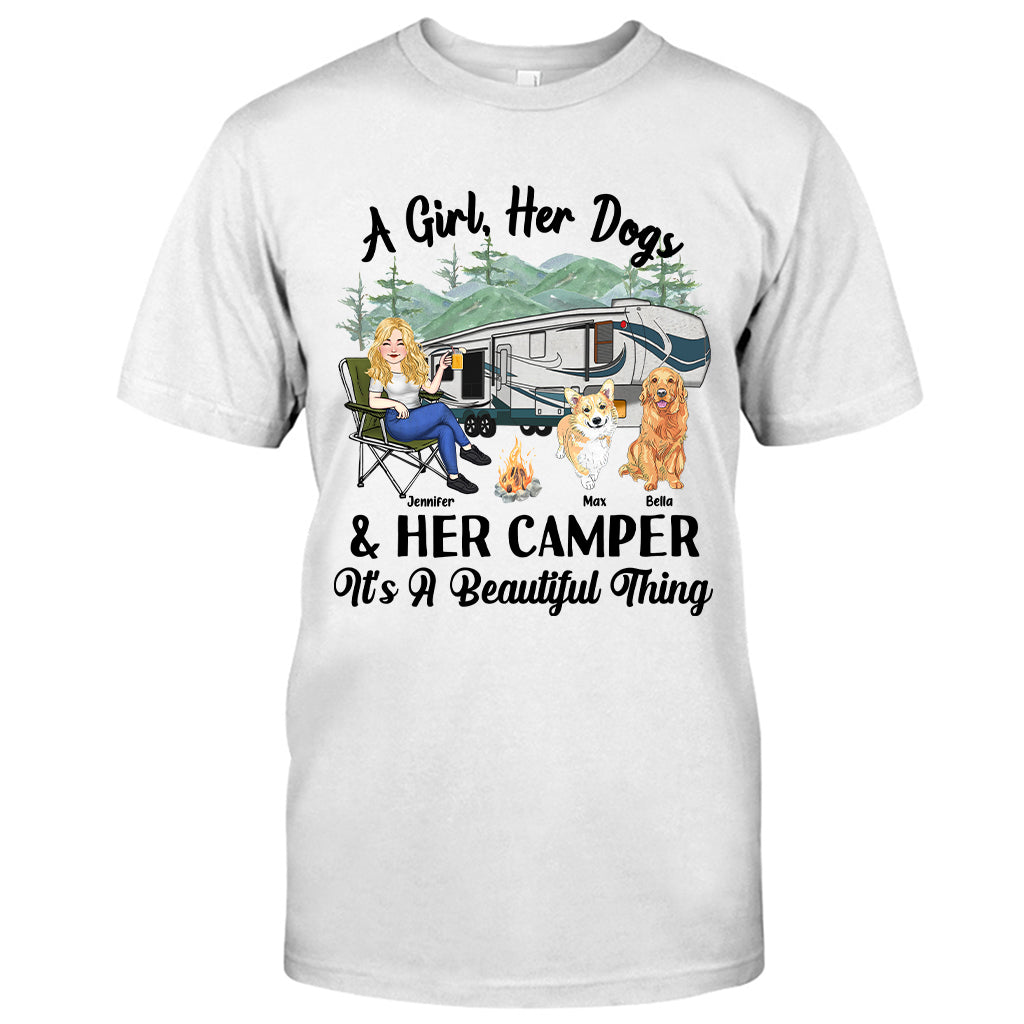 Ein Mädchen, ihr Hund und ihr Wohnmobil – Campinggeschenk für Hundeliebhaber – Personalisiertes T-Shirt und Hoodie