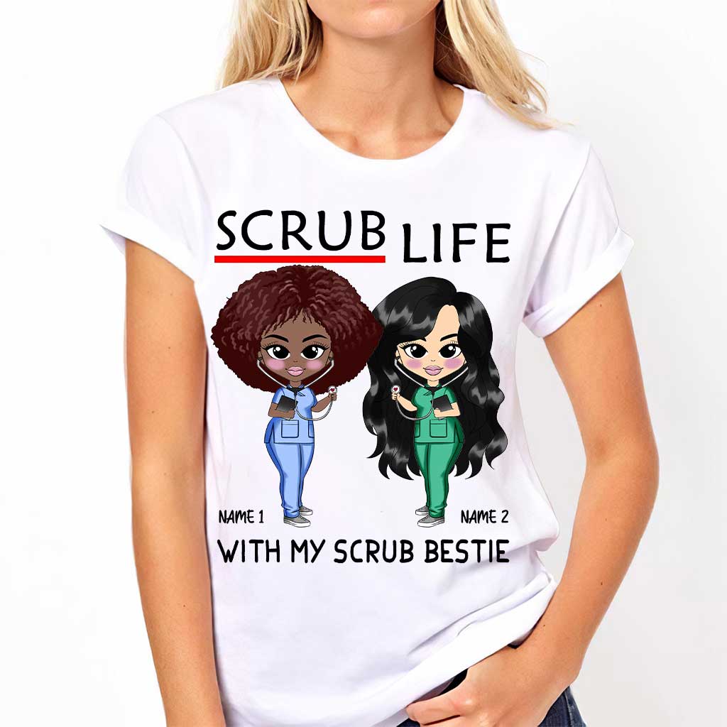 Gemeinsam mit meiner besten Freundin im OP-Bereich – personalisiertes T-Shirt und Hoodie für Pflegekräfte