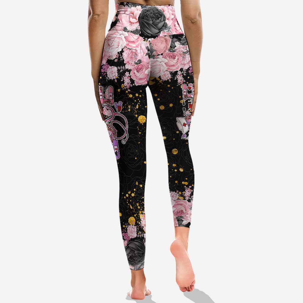 Liebe zum Pflegen – Schwarz-Rosa – Personalisierter Krankenschwester-Hoodie und Leggings