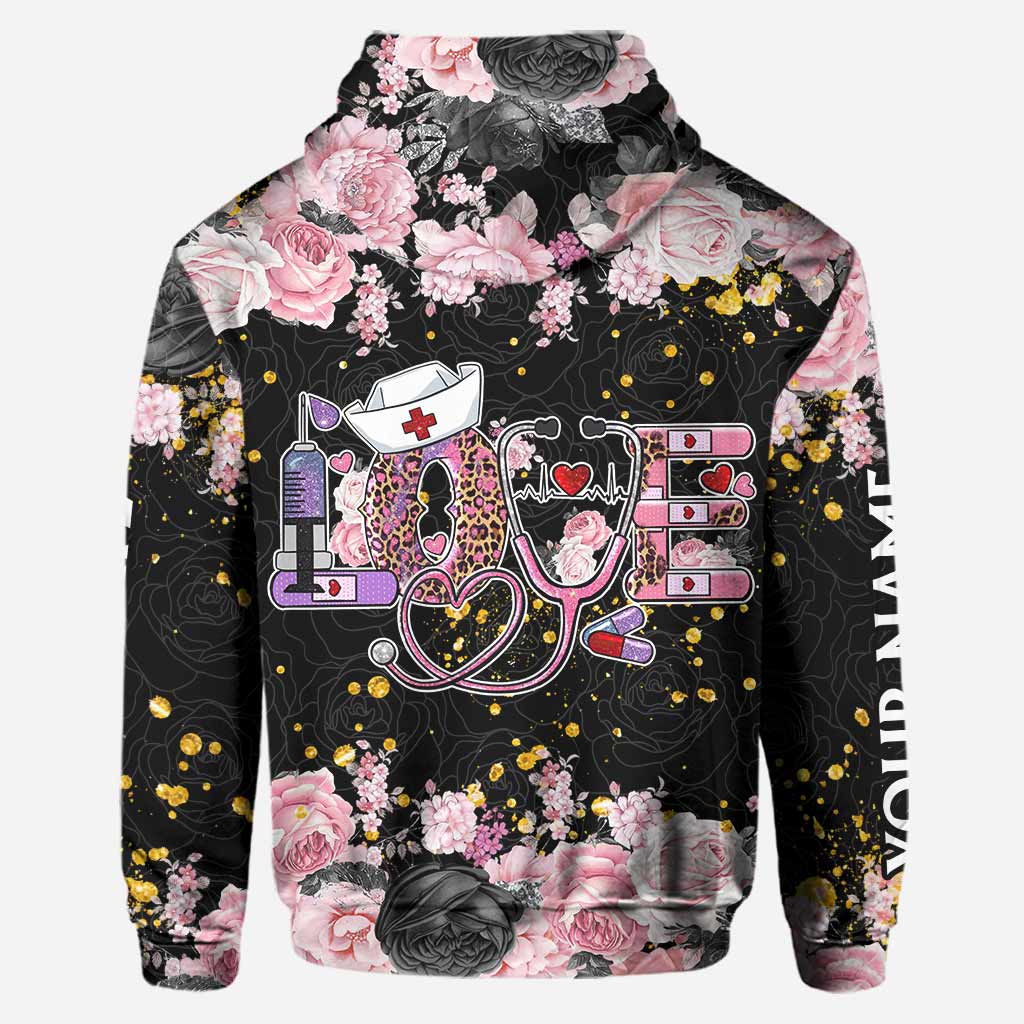 Liebe zum Pflegen – Schwarz-Rosa – Personalisierter Krankenschwester-Hoodie und Leggings