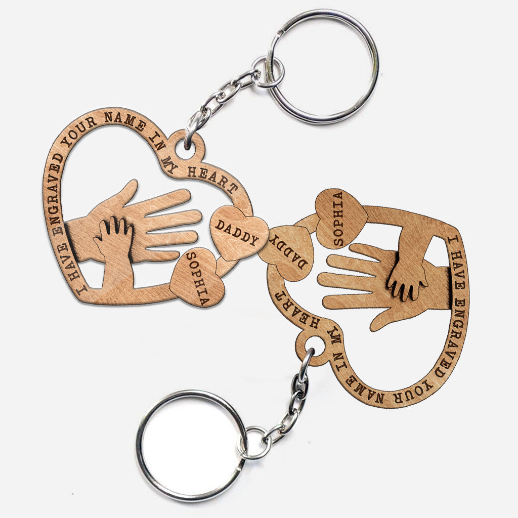 Ich habe deinen Namen in mein Herz eingraviert – personalisierter Vatertags-Schlüsselanhänger (beidseitig bedruckt)
