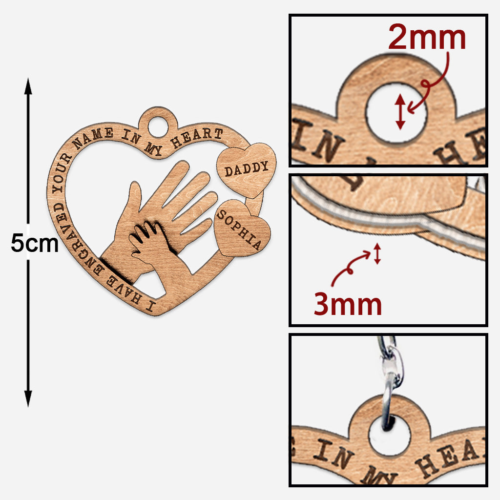 Ich habe deinen Namen in mein Herz eingraviert – personalisierter Vatertags-Schlüsselanhänger (beidseitig bedruckt)