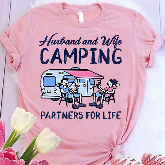 Campingpartner fürs Leben – Camping-T-Shirt und Hoodie für Ehepaare (112021)