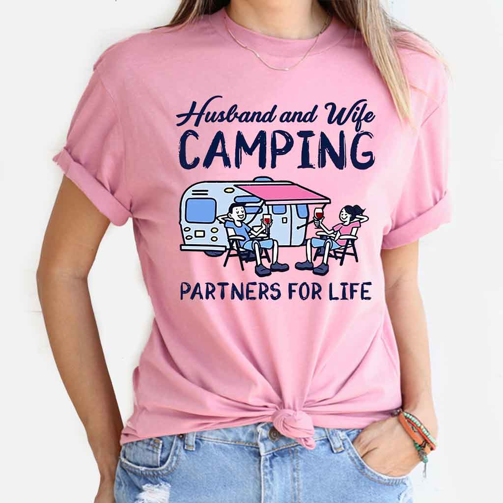 Campingpartner fürs Leben – Camping-T-Shirt und Hoodie für Ehepaare (112021)