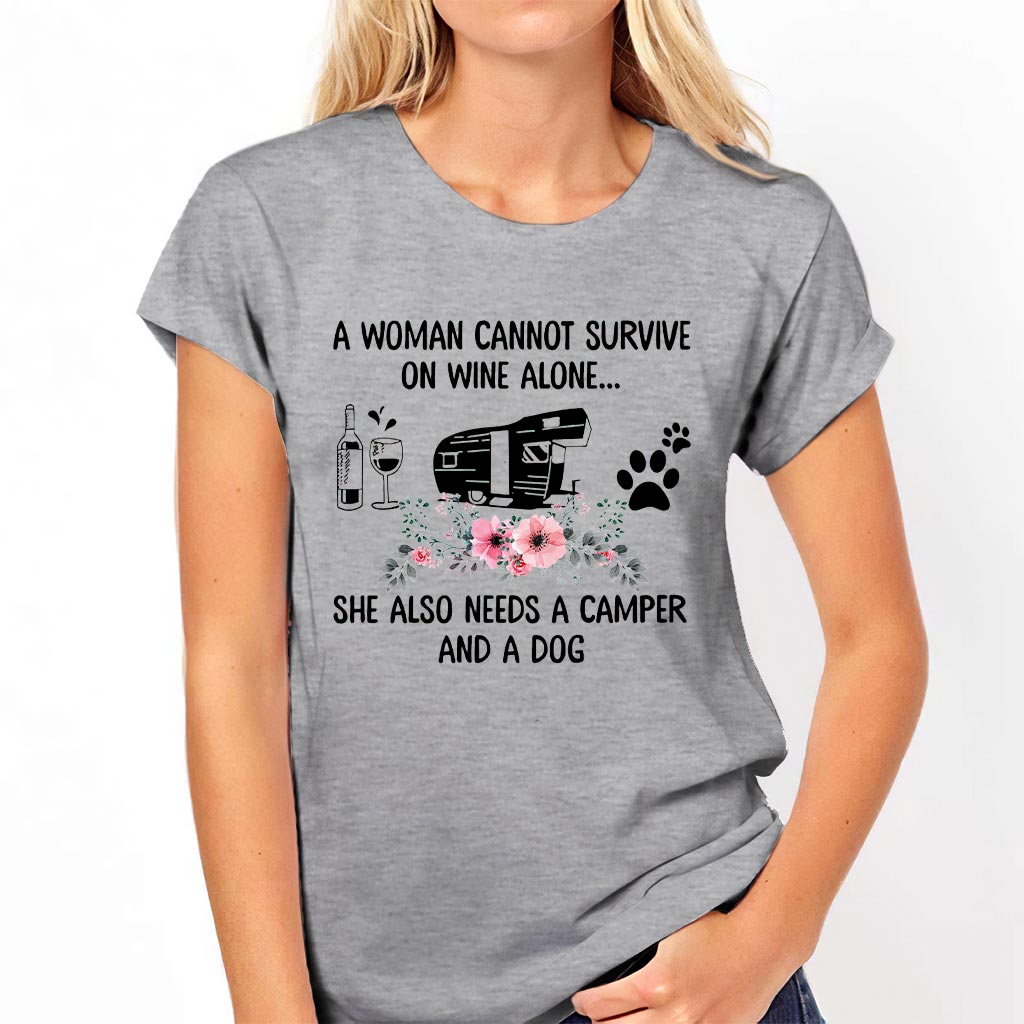 Eine Frau kann nicht nur von Wein leben – Camping-T-Shirt und Hoodie 1121