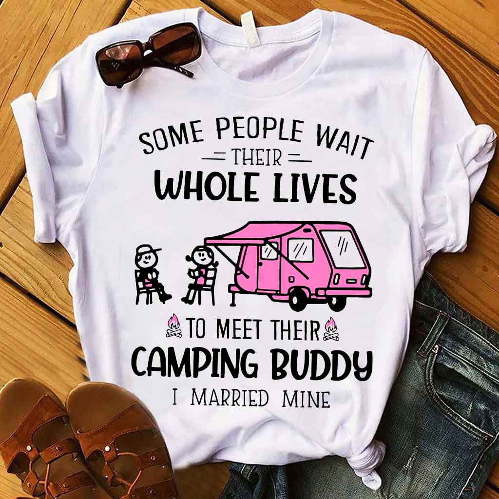 Manche Menschen warten ihr ganzes Leben lang – Camping-T-Shirt und Hoodie 112021