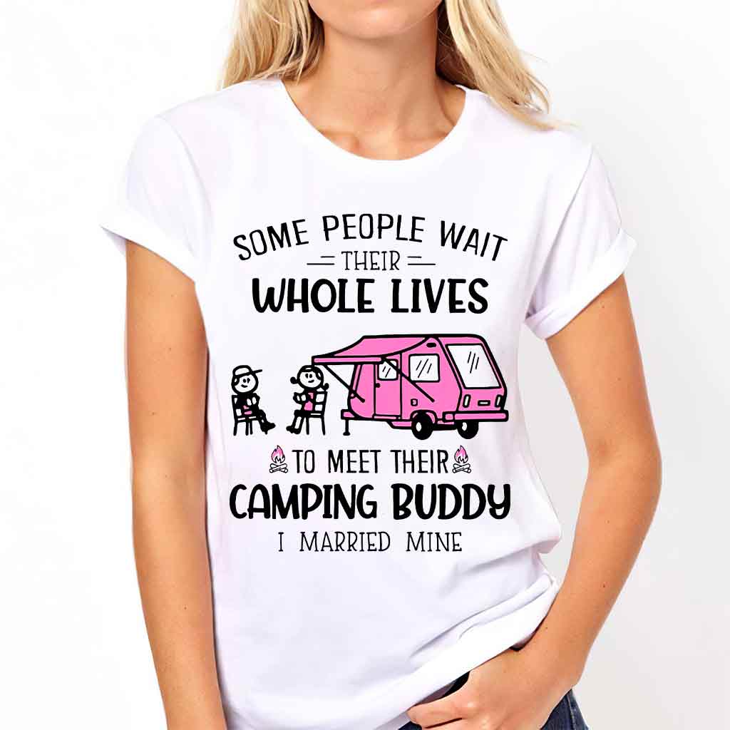 Manche Menschen warten ihr ganzes Leben lang – Camping-T-Shirt und Hoodie 112021