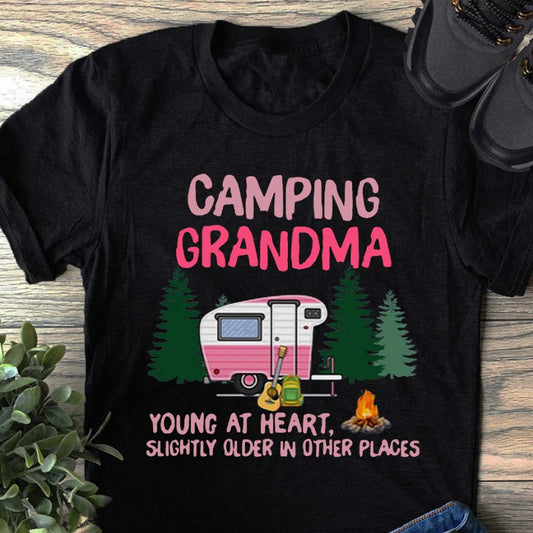 Camping-Oma – T-Shirt und Hoodie 112021