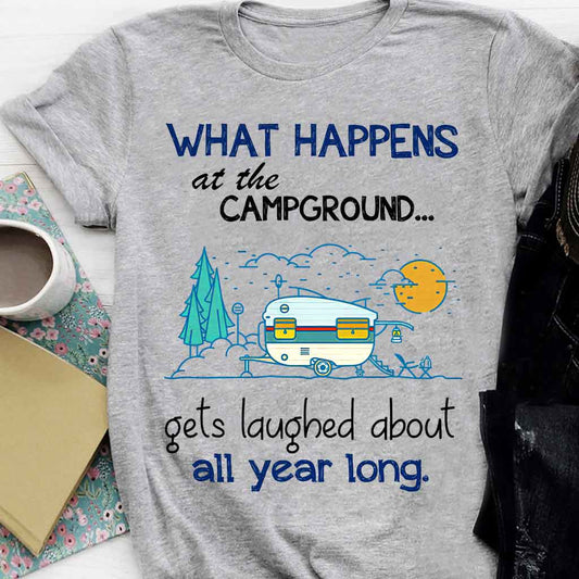 Was auf dem Campingplatz passiert – Camping-T-Shirt und Hoodie 112021