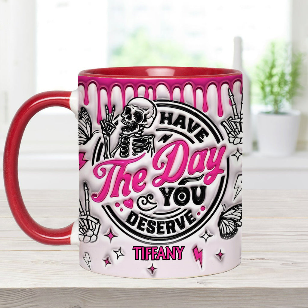 Genieße den Tag, den du verdienst – personalisierte Tasse mit Totenkopf-Akzent