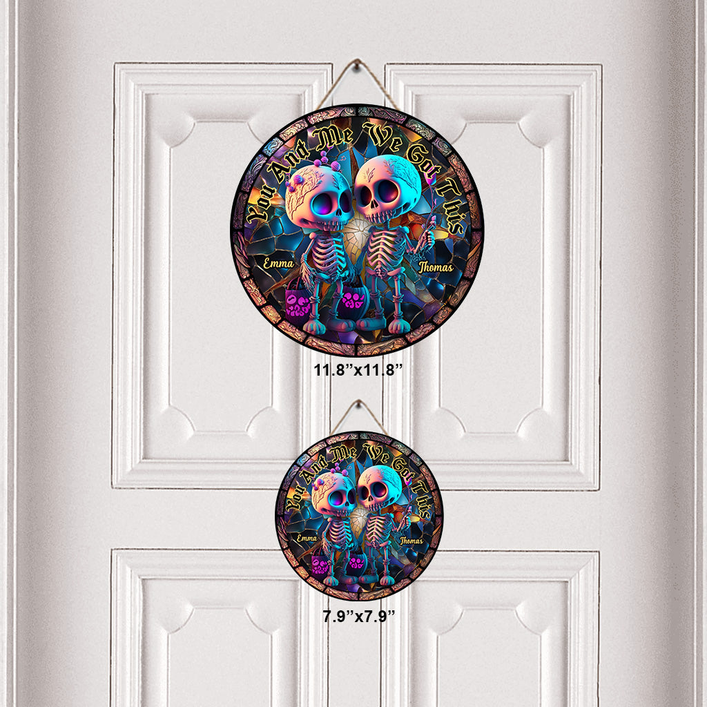 „Du und ich, wir schaffen das“ – Personalisiertes Totenkopf-Rundschild aus Holz