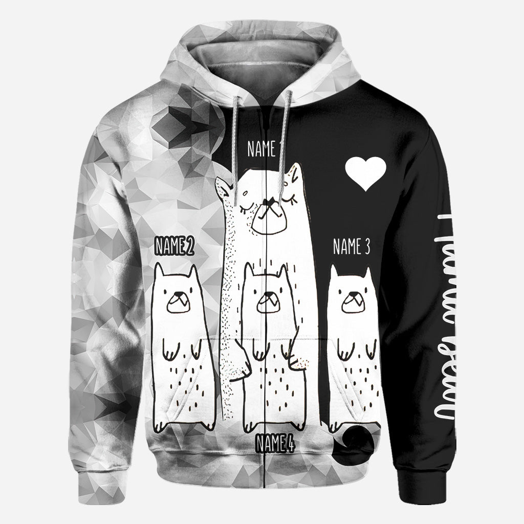 Mama Bär – Personalisiertes Muttertags-T-Shirt und Hoodie mit dem Aufdruck „Mama All Over“.