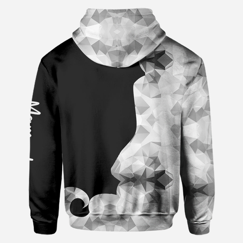 Mama Bär – Personalisiertes Muttertags-T-Shirt und Hoodie mit dem Aufdruck „Mama All Over“.