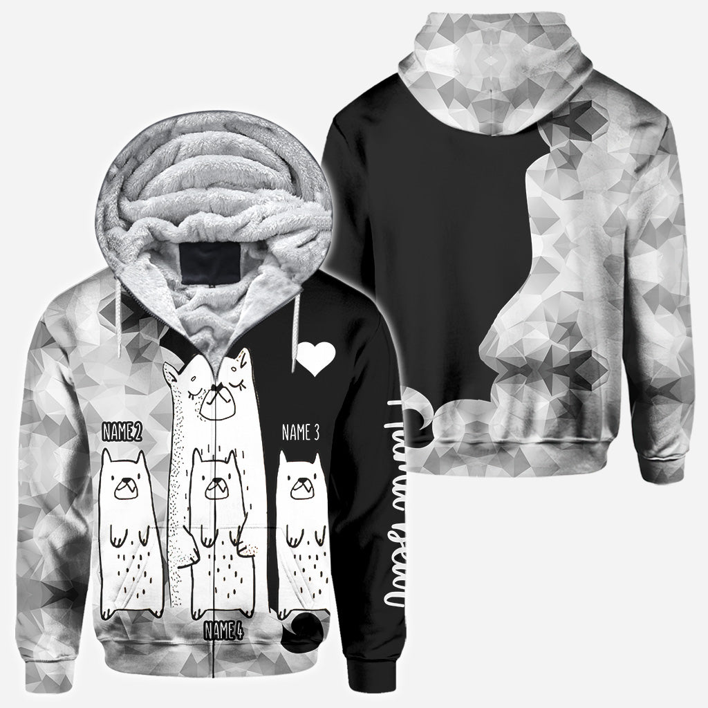 Mama Bär – Personalisiertes Muttertags-T-Shirt und Hoodie mit dem Aufdruck „Mama All Over“.