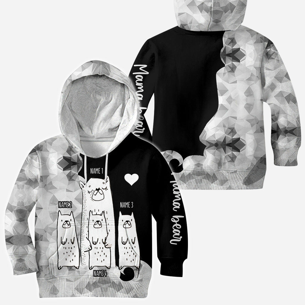 Mama Bär – Personalisiertes Muttertags-T-Shirt und Hoodie mit dem Aufdruck „Mama All Over“.