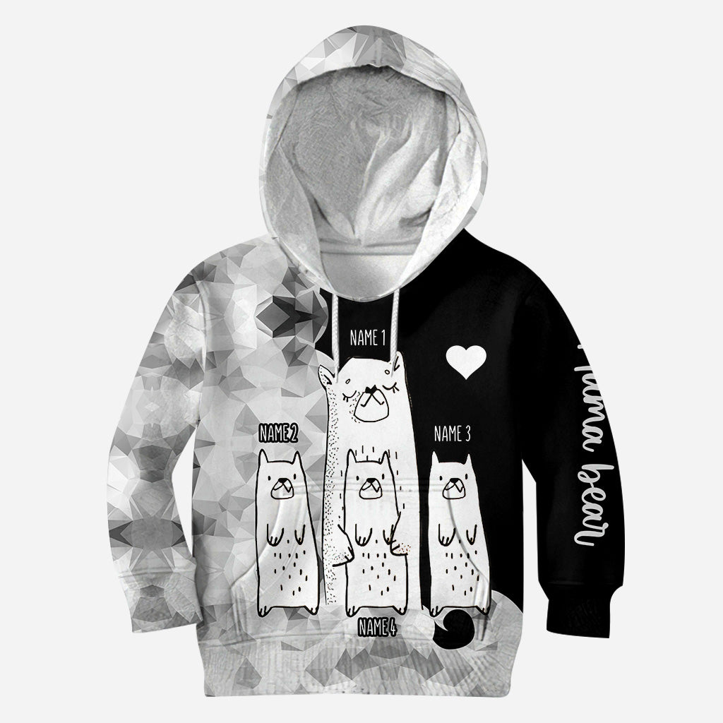 Mama Bär – Personalisiertes Muttertags-T-Shirt und Hoodie mit dem Aufdruck „Mama All Over“.