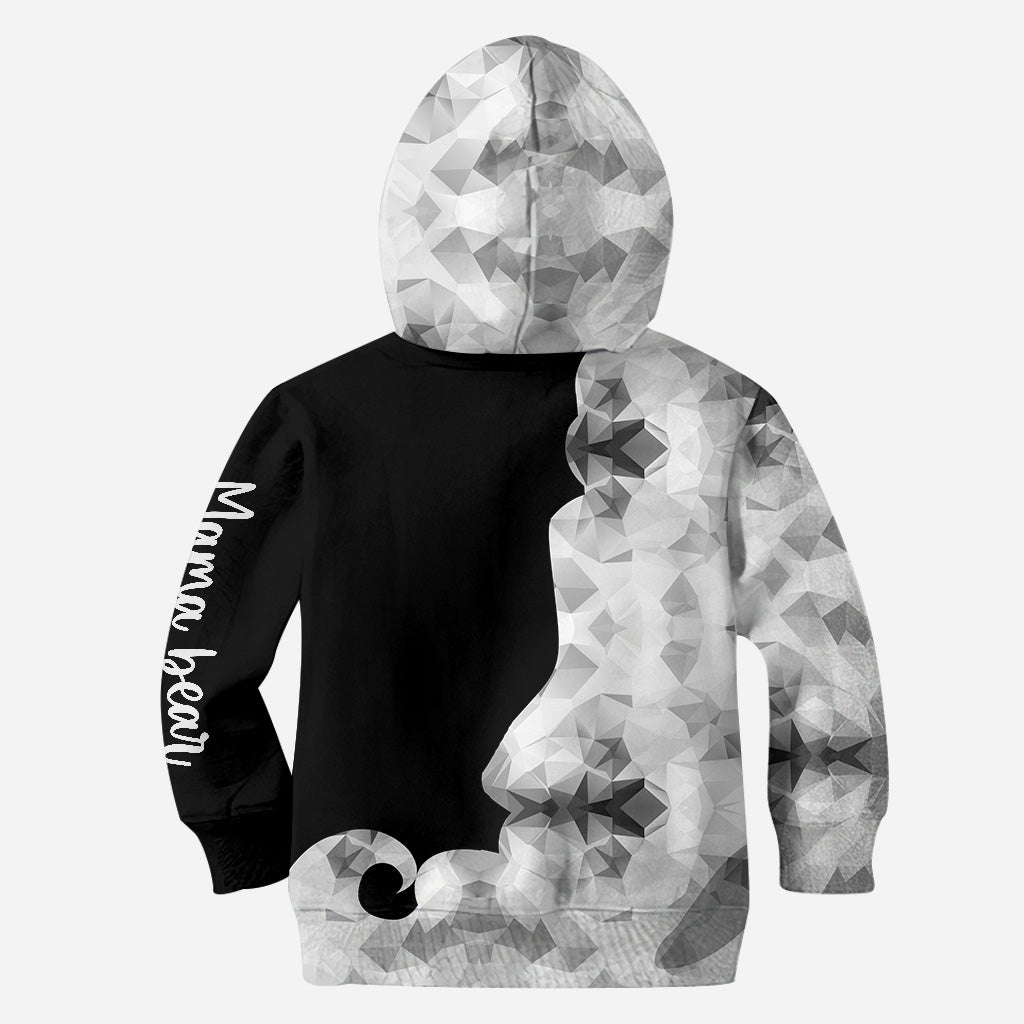 Mama Bär – Personalisiertes Muttertags-T-Shirt und Hoodie mit dem Aufdruck „Mama All Over“.