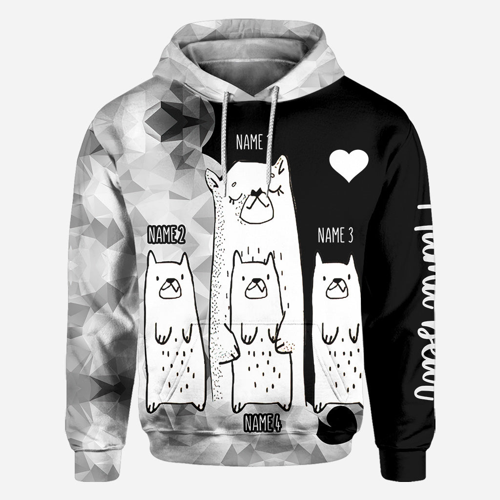 Mama Bär – Personalisiertes Muttertags-T-Shirt und Hoodie mit dem Aufdruck „Mama All Over“.