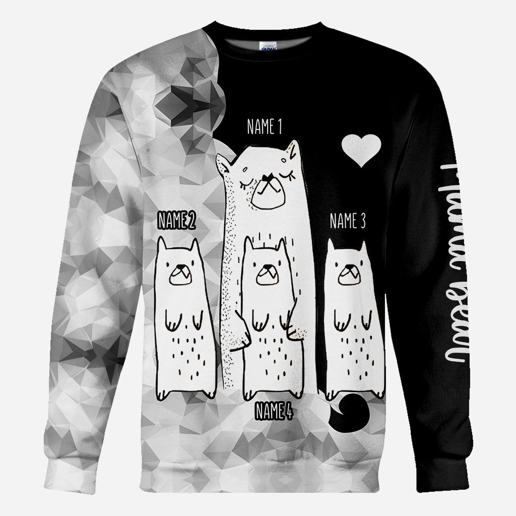 Mama Bär – Personalisiertes Muttertags-T-Shirt und Hoodie mit dem Aufdruck „Mama All Over“.