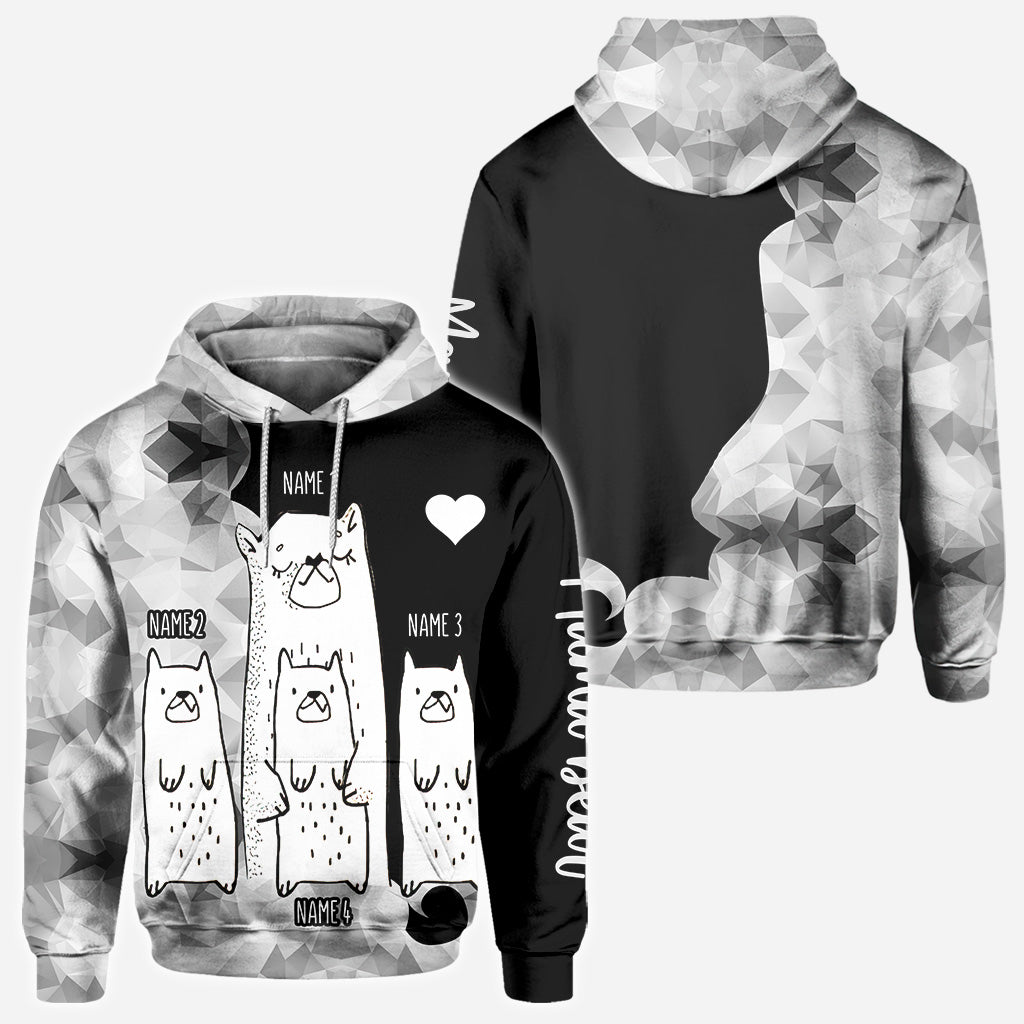 Mama Bär – Personalisiertes Muttertags-T-Shirt und Hoodie mit dem Aufdruck „Mama All Over“.