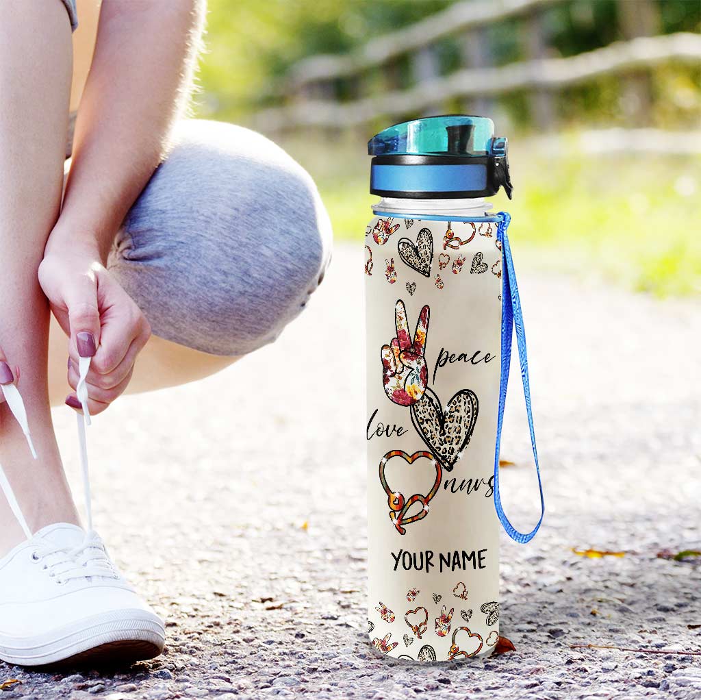Peace Love Nurse – Personalisierte Trinkflasche für Krankenschwestern mit Tracker
