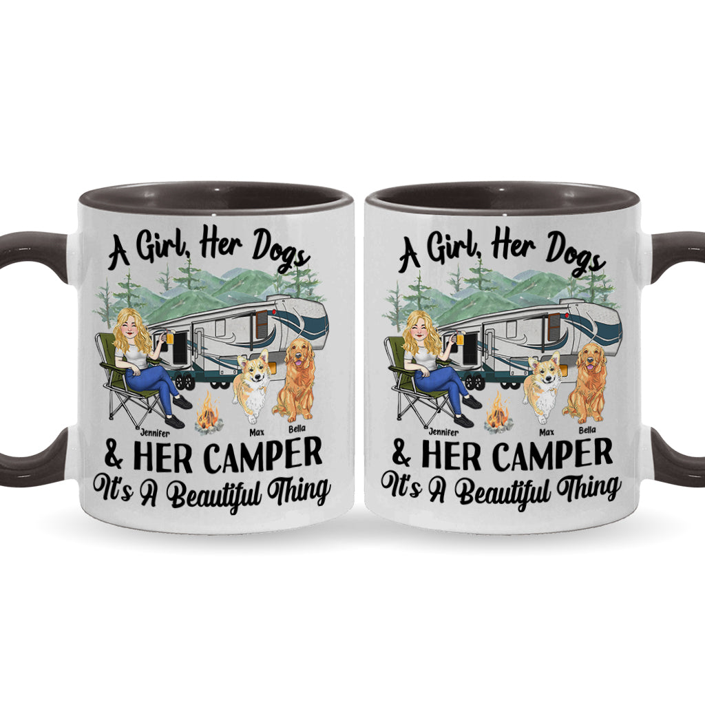 Ein Mädchen, ihr Hund und ihr Wohnmobil – Campinggeschenk für Hundeliebhaber – Personalisierte Tasse mit Akzent