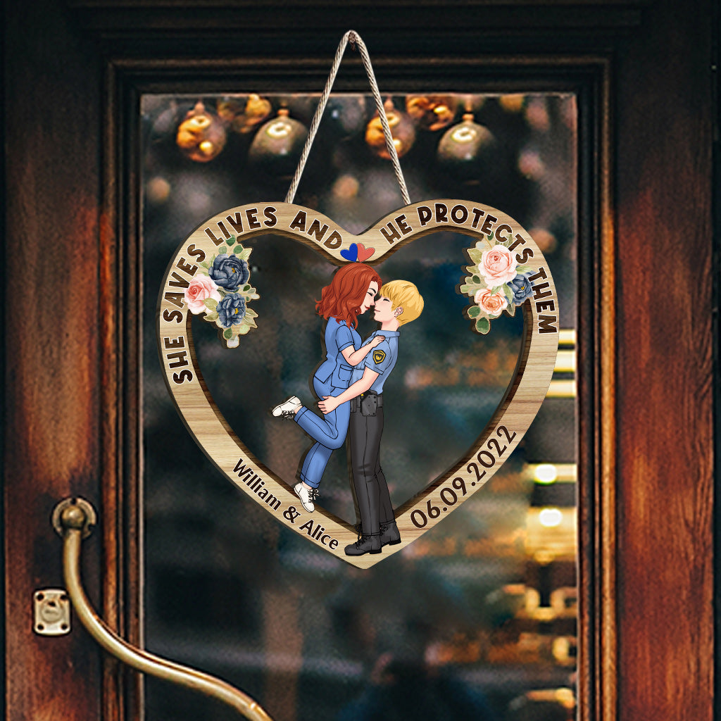 Sie rettet Leben, er beschützt sie – personalisiertes Holzschild für Paare in individueller Form