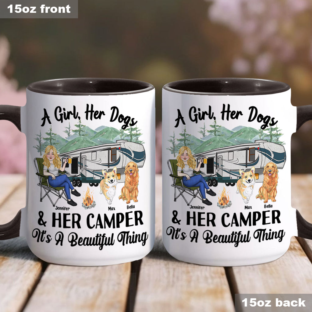 Ein Mädchen, ihr Hund und ihr Wohnmobil – Campinggeschenk für Hundeliebhaber – Personalisierte Tasse mit Akzent