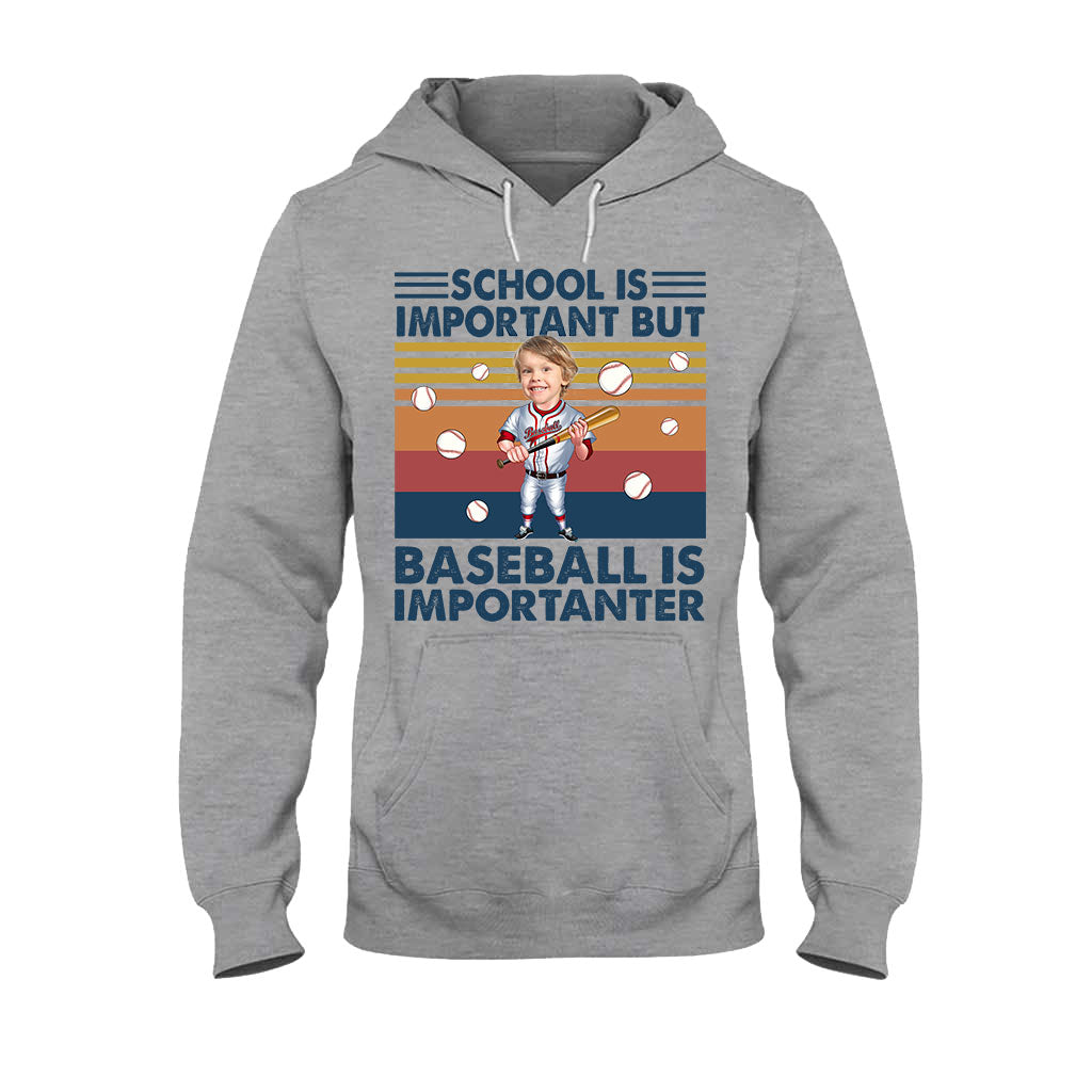 Schule ist wichtig, aber – personalisiertes Baseball-T-Shirt und Hoodie