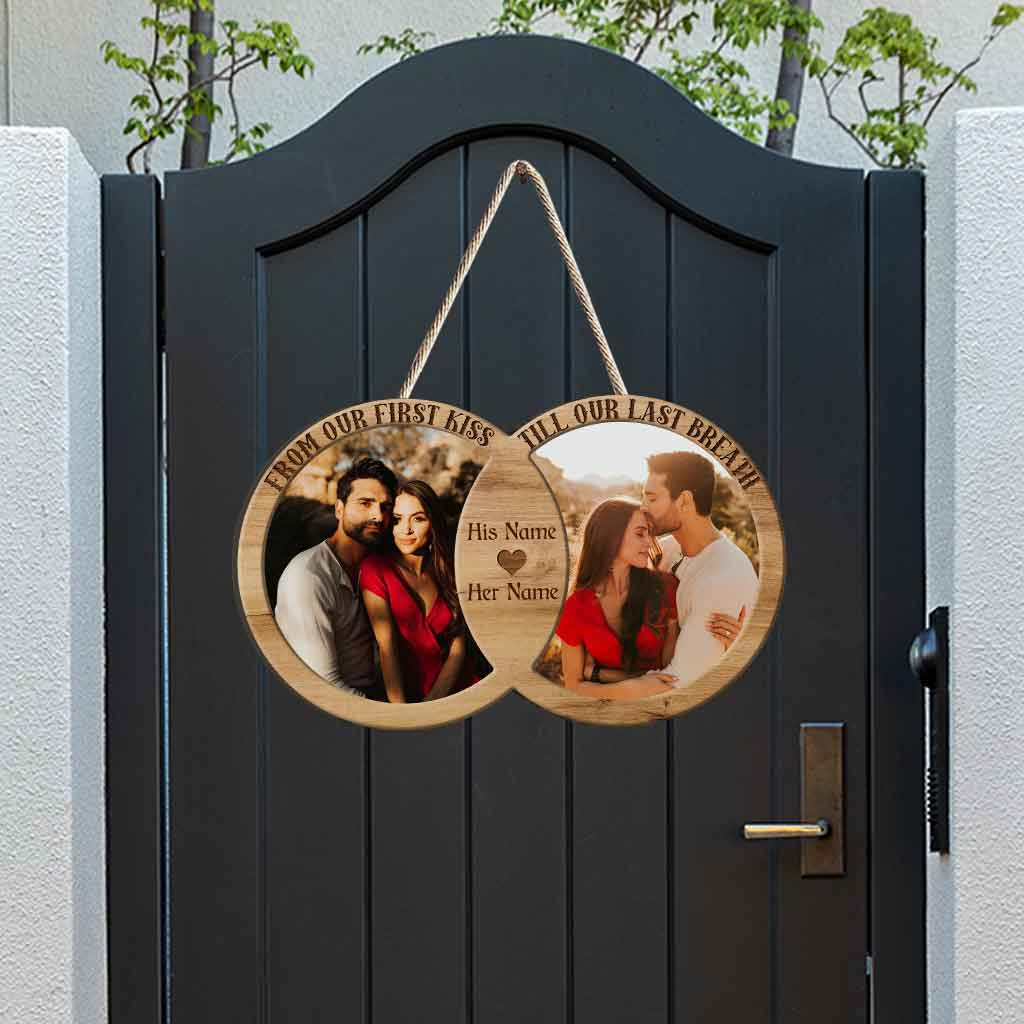 Von unserem ersten Kuss – Personalisiertes Holzschild für Paare