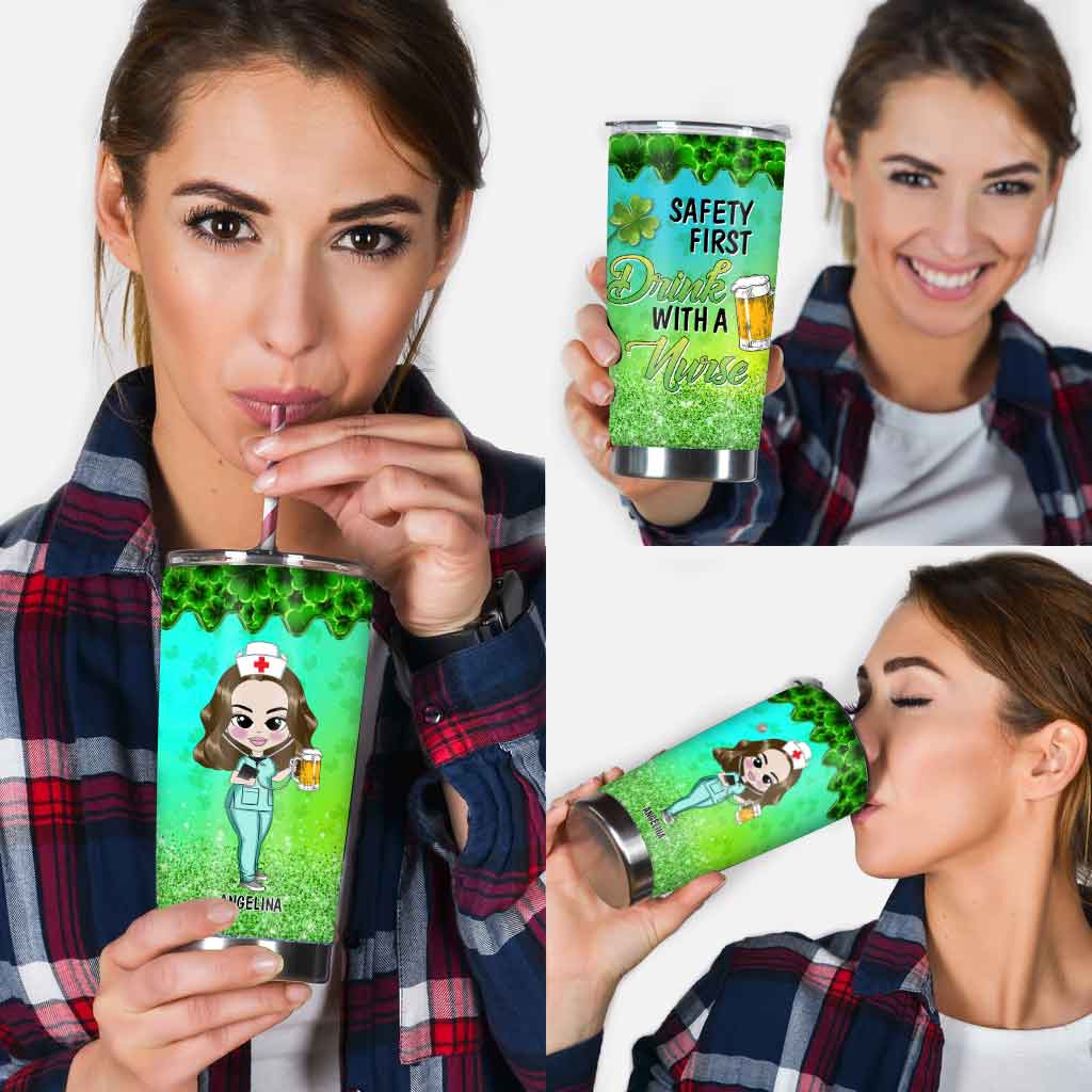 Sicherheit geht vor – Trinken Sie mit einer Krankenschwester – personalisierter St. Patrick's Day-Becher